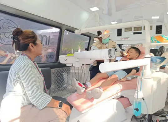 Polres Metro Bekasi Kota menggelar Bakti Sosial dan Bakti Kesehatan di kecamatan Bekasi Utara dalam rangka menyambut Natal dan Tahun Baru. (Sumber: Poskota | Foto: Nurpini Aulia Rapika)