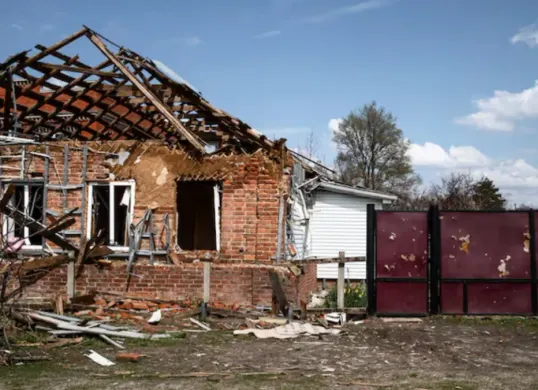 Ilustrasi bangunan rusak akibat fenomena angin kencang di Jakarta. (Sumber: Freepik)