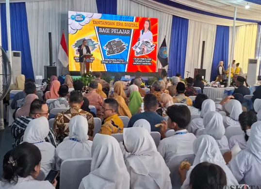 Kepala BNN RI Komjen Pol Suyudi Ario Seto melakukan gerakan Goes To School di SMPN 70 Jakarta Pusat, dalam memutus peredaran gelap narkoba di kalangan pelajar. (Sumber: Poskota/Angga Pahlevi)