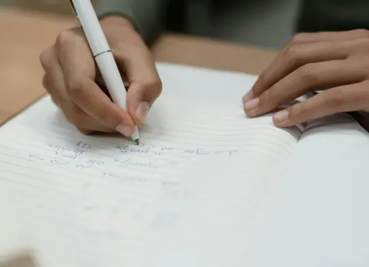 Ilustrasi - Contoh catatan wali kelas semester 1 untuk rapor SD, SMP, SMA, SMK, dan sederajat. (Sumber: Pexels/Tima)