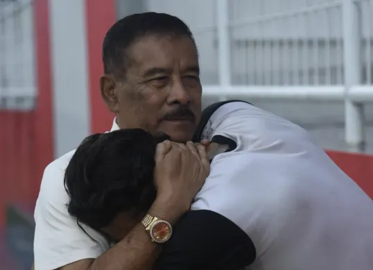 Ciro Alves terlihat emosional saat bertemu manajemen Persib Bandung, Umuh Muhtar, usai laga kontra Malut United yang berakhir pahit bagi Maung Bandung. (Sumber: Instagram/@cirooficial)