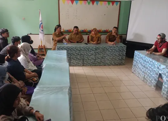 Pihak sekolah bersama orang tua murid yang anaknya jadi korban diskriminasi Sujana melakukan audiensi di ruang rapat SDN Pajeleran 01. (Sumber: Poskota | Foto: Giffar Rivana)