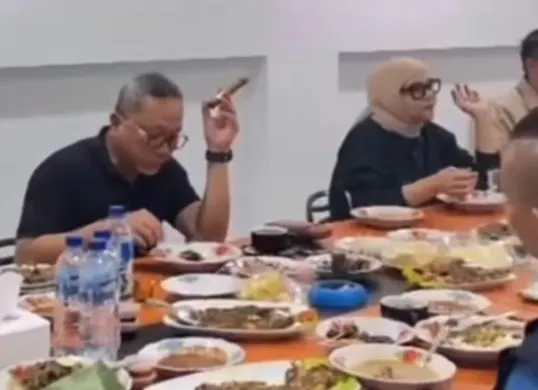 Momen Zulhas dengan santai makan sambil pegang cerutu (Sumber: X/@pengingat.id)