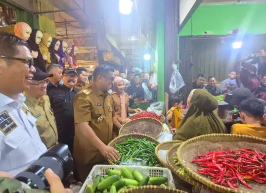 Gubernur Banten Andra Soni bersama Bupati Serang Ratu Rachmatuzakiyah saat sidak di Pasar Ciruas. (Sumber: Kominfo)