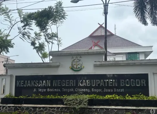 Kejari Kabupaten menerima limphan kasus pidana kosmetik ilegal dari Bareskrim Polri. (Sumber: Poskota/Giffar Rivana)