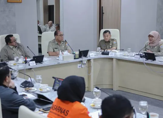 Rapat terbatas mitigasi cuaca ekstrem di Balai Kota DKI Jakarta, Selasa, 16 Desember 2025. (Sumber: Kominfo DKI Jakarta)