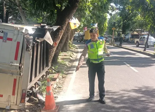 Petugas Unit Laka Lantas Polres Metro Depok melakukan cek TKP mobil box yang terlibat kecelakaan tunggal di Jalan KH.M. Yusuf Raya. (Sumber: Istimewa)