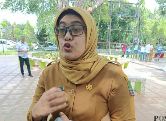Kepala Dinas Kesehatan Kota Bekasi, Satia Sriwijayanti Anggraini persiapkan ratusan nakes untuk berjaga di malam Nataru. (Sumber: Poskota/Nurpini Aulia Rapika)