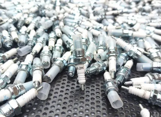 Proses pemusnahan busi palsu Niterra dengan bekerja sama dengan kepolisian. (Sumber: Poskota/Erwan Hartawan)