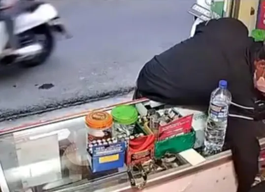 Tangkap layar aksi pencurian HP di konter kawasan Kalideres, Jakarta Barat, Senin, 15 Desember 2025.