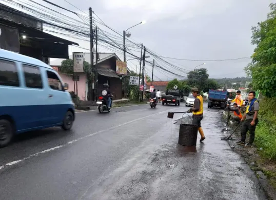 Petugas dari UPT PJJ Dinas PUPR Pandeglang melakukan perbaikan ruas jalan Provinsi Banten. (Sumber: Dok. UPT PJJ Pandeglang)