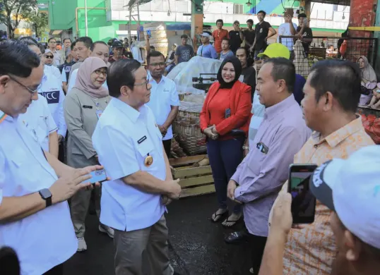 Gubernur DKI Jakarta Pramono Anumg saat meninjau Pasar Kramat Jati yang mengalami kebakaran, Selasa, 16 Desember 2025. (Sumber: Istimewa)