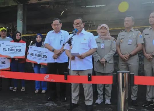 Gubernur DKI Jakarta Pramono Anumg saat meninjau Pasar Kramat Jati yang mengalami kebakaran, Selasa, 16 Desember 2025. (Sumber: Istimewa)