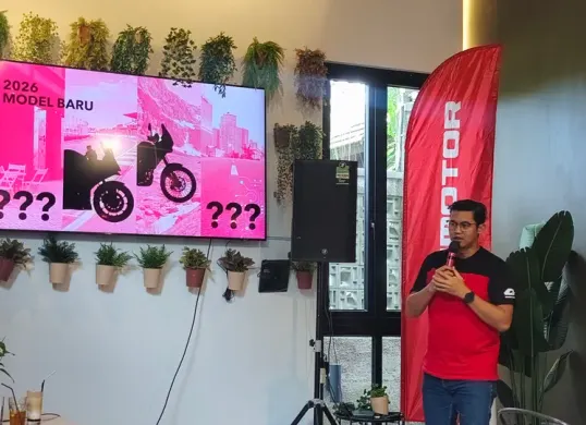 VP Branding & Marketing Communication PT QJMotor Industry Indonesia mempresentasikan model baru 2026. (Sumber: Poskota | Foto: Erwan Hartawan)