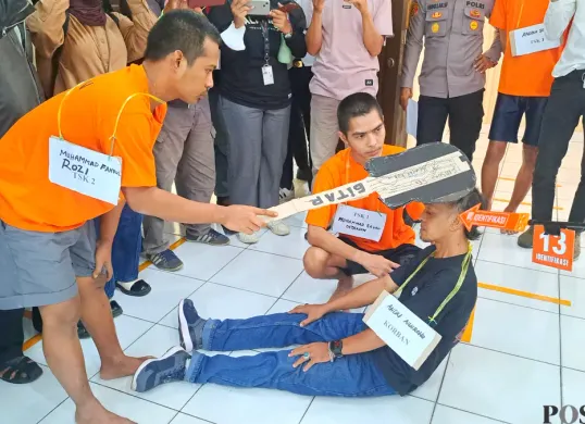Potret rekonstruksi kasus pembunuhan yang terjadi di Bojonggede, Kabupaten Bogor. (Sumber: Poskota/Angga)
