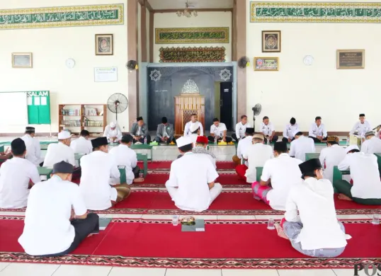 Warga binaan Rutan Kelas I Tangerang saat mengikuti ujian kenaikan jenjang Usto ke jenjang Ulya. (Sumber: Poskota/Veronica)