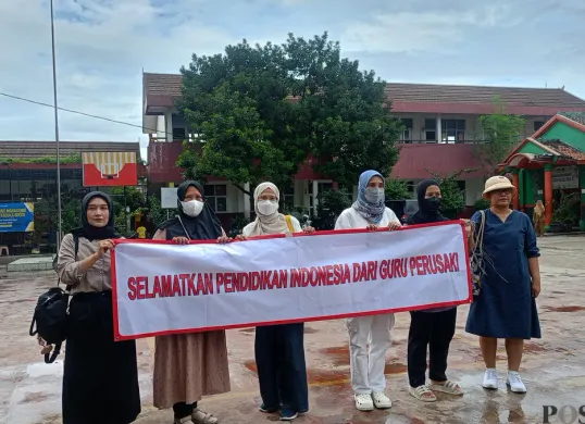 Orang tua murid bentangkan spanduk di SDN Pajeleran 01 buntut diskriminasi yang diterima anaknya oleh oknum guru. (Sumber: Poskota | Foto: Giffar Rivana)