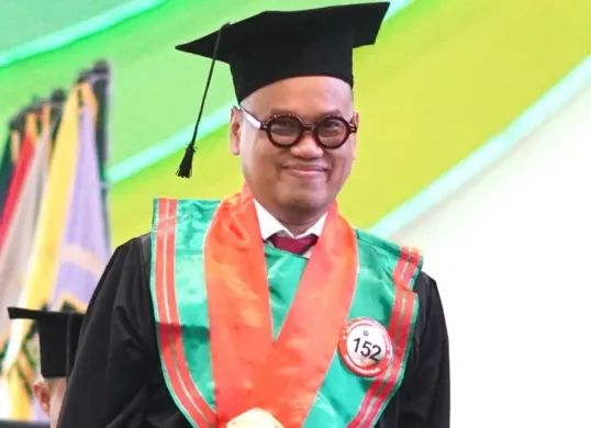 Anggota DPR RI dari Fraksi Partai Amanat Nasional (PAN), Surya Utama atau yang lebih dikenal sebagai Uya Kuya, resmi menuntaskan pendidikan pascasarjananya. (Sumber: Instagram/@king_uyakuya)