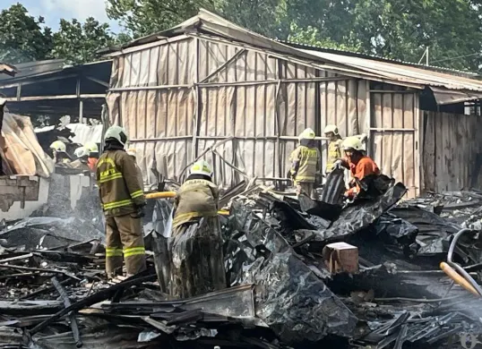 Sejumlah bangunan warung makan di Jalan Utan Jati RT 10/RW 11, Pegadungan, Kalideres, Jakarta Barat, terbakar, Selasa, 16 Desember 2025. (Sumber: Poskota/Pandi Ramedhan)
