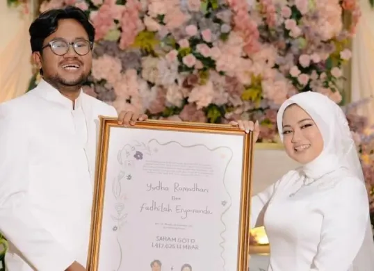 Yudha Keling dan Fadhilah Eryananda resmi menikah, dengan mahar unik berupa saham GOTO sebagai simbol kebersamaan dan perjalanan hidup jangka panjang. (Sumber: Instagram/@yudhakhel)