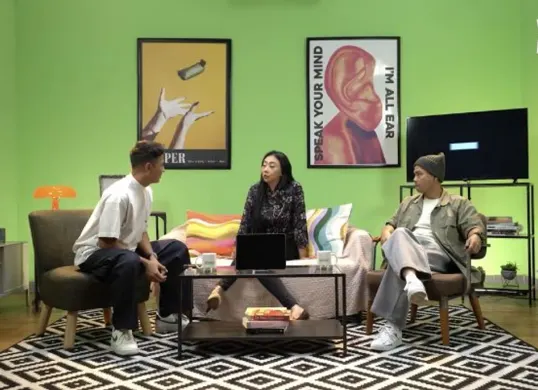 Asri Welas menangis saat berbincang di podcast bersama Wendi dan Andhika. Ia mengaku memendam banyak beban hidup sendirian. (Sumber: YouTube/WENDI CAGUR)