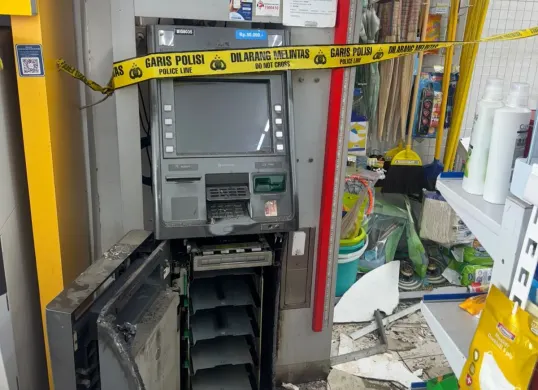 Kondisi mesin ATM Bank Banten di salah satu minimarket Kota Serang usai dibobol kawanan maling. (Sumber: Polresta Serang)