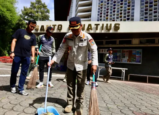 Sejumlah personel Satpol PP Jakarta Pusat saat melaksanakan kegiatan bersih-bersih gereja. (Sumber: Kominfotik Pemkot Jakpus)