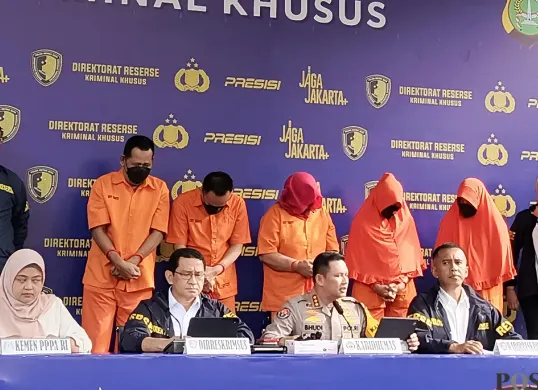 Ditreskrimsus Polda Metro Jaya menggelar konferensi pers pengungkapan praktik aborsi ilegal yang beroperasi di sebuah unit Apartemen Basura, Jakarta Timur, Rabu, 17 Desember 2025. (Sumber: POSKOTA | Foto: Ali Mansur)