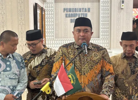 Bupati Bogor Rudy Susmanto, memberikan keterangan pers usai acara ASN Awards di Gedung Tegar Beriman, Cibinong. (Sumber: Poskota/Giffar Rivana)