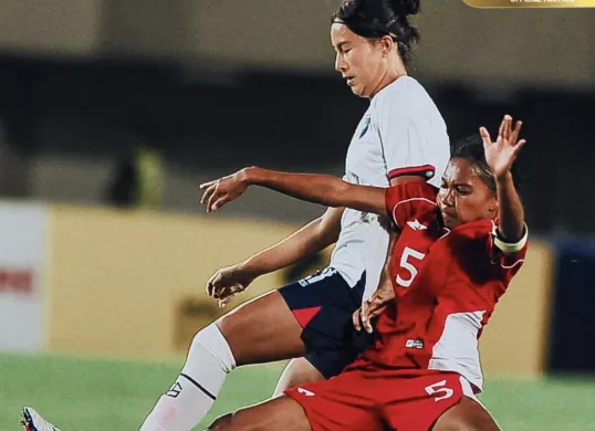 Pemain Timnas Putri Indonesia berjuang mempertahankan bola dalam laga SEA Games 2025, membawa harapan Garuda Pertiwi hingga pertandingan terakhir. (Sumber: Instagram/@timnasindonesia)