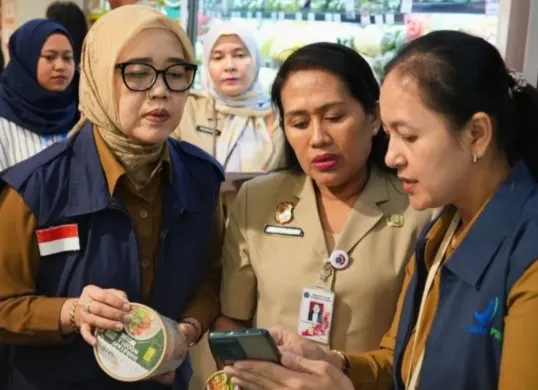 Kepala Dinas PPKUKM Jakarta, Elisabeth Ratu Rante Allo melakukan pengawasan di salah sebuah ritel, Hero Gondangdia, Jakarta Pusat. (Sumber: Dok. Dinas PPKUKM Jakarta)