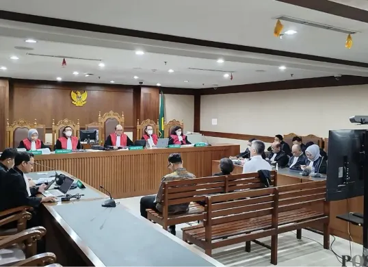 Sidang pembacaan putusan di Pengadilan Tipikor Jakarta Pusat berlangsung selama hampir 11 jam, Selasa, 16 Desember 2025. (Sumber: Poskota/Ramot Sormin)