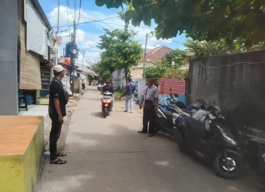 Tim kepolisian polsek Bekasi Barat melakukan cek TKP hilangnya motor kurir di Jalan Beringin Raya RT 05 RW 04, Kelurahan Kranji, Bekasi Barat, Kota Bekasi. (Sumber: Istimewa)