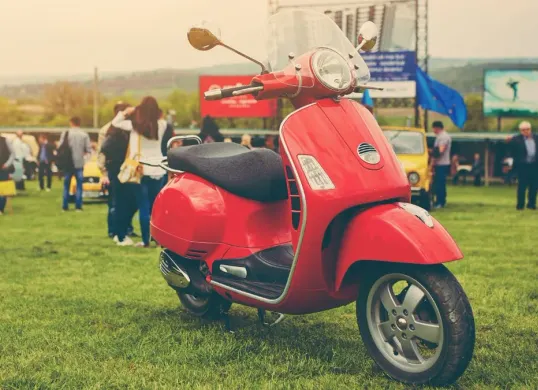 Motor Vespa matic masih jadi incaran banyak orang. (Sumber: Freepik/@arthurhidden)