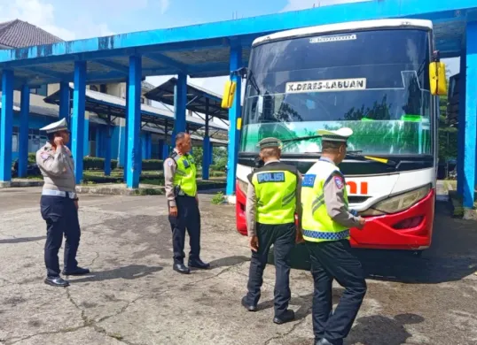 Para personil Satlantas Polres Pandeglang, saat melakukan pemeriksaan kendaraan angkutan umum di Terminal Kadubanen. (Sumber: Santlantas Polres Pandeglang)