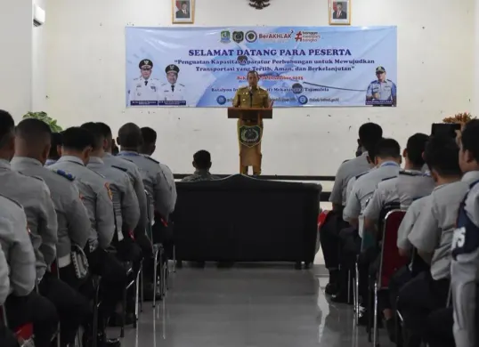 Wali Kota Bekasi, Tri Adhianto memberikan sambutan dalam kegiatan Penguatan Kapasitas Aparatur Perhubungan di Batalyon Infanteri (Yonif) Mekanis 202/Tajimalela, Selasa, 16 Desember 2025. (Sumber: Dok. Pemkot Bekasi)