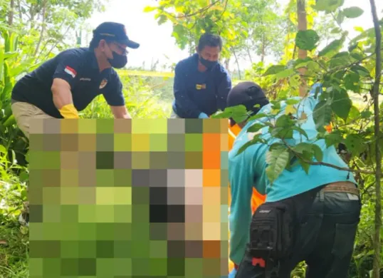 Petugas polisi mengevakuasi jasad pria yang ditemukan tergeletak di perkebunan milik warga di Kampung Cihuni, Kabupaten Purwakarta, Rabu, 17 Desember 2025. (Sumber: Istimewa)