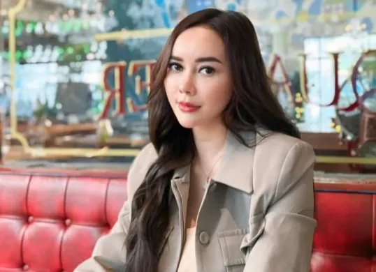 Pantun Ridwan Kamil yang menyebut Aura Kasih kembali viral dan memicu spekulasi warganet setelah potongan pidato lamanya beredar.(Sumber: Instagram/@aurakasih)