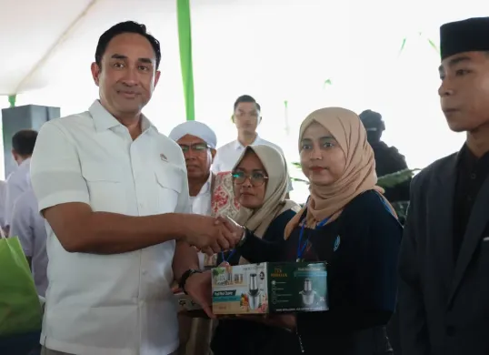 Kepala BNN RI menyerahkan bantuan peralatan life skill secara simbolis kepada warga dalam kegiatan bakti sosial BNN di Pesantren Ilmu Al-Quran Al-Misbah, Kampung Bahari, Jakarta Utara. (Sumber: Biro Humas dan Protokol BNN)