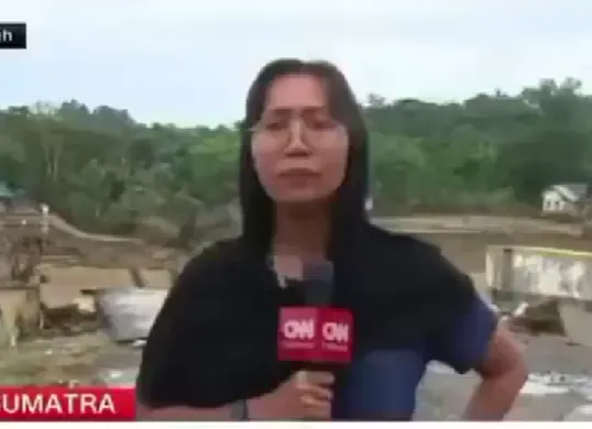 Reporter CNN Indonesia, Irine Wardhanie, melaporkan langsung kondisi pengungsi banjir Aceh Tamiang dengan suara bergetar, Rabu, 17 Desember 2025. (Sumber: X/@Weathermonitors)