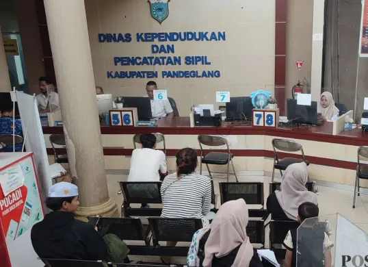 Para pemohon adminduk di Kantor Disdukcapil Kabupaten Pandeglang, Kamis, 18 Desember 2025. (Sumber: Poskota/Samsul Fatoni)