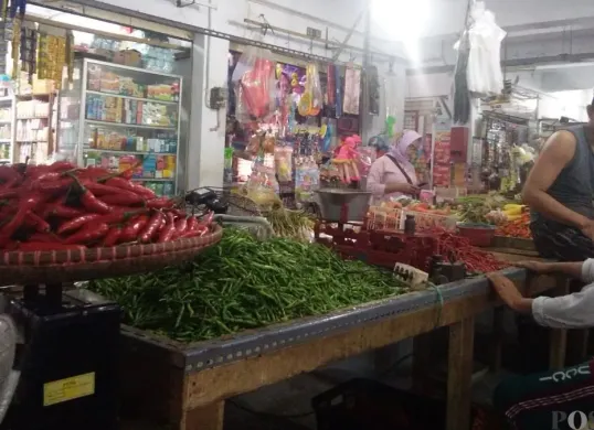 Salah seorang pedagang di Pasar Gudang Tigaraksa, Kecamatan Tigaraksa, Kabupaten Tangerang. (Sumber: Poskota/Veronica Prasetio)