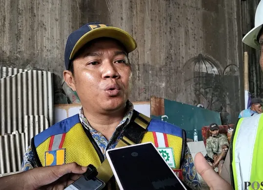 Fikky, Pengawas Kementerian PU untuk Pembangunan Underpass Bitung, menjelaskan infrastruktur tersebut dibangun untuk mengurai kemacetan yang kerap terjadi di kawasan Bitung. (Sumber: Poskota | Foto: Veronica Prasetio)