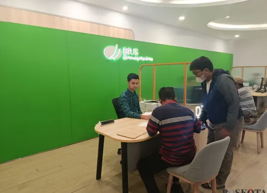 Suasana pelayanan di kantor cabang BPJS Ketenagakerjaan Kota Bekasi dipenuhi masyarakat yang ingin mengklaim manfaat. (Sumber: Poskota | Foto: Nurpini Aulia Rapika)
