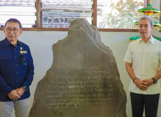 Wali Kota Bogor Dedie A. Rachim dan Menbud Fadli Zon mengunjungi Prasasti Batutulis beberapa waktu lalu. (Sumber: Dok. Pemkot Bogor)
