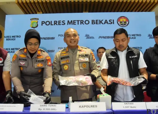 Kapolres Metro Bekasi Kota bersama jajarannya menggelar konferensi pers kasus peredaran Narkotika jenis Sabu dan Ekstasi dengan barang bukti senilai ratusan juta. (Sumber: Poskota/Nurpini Aulia Rapika.)