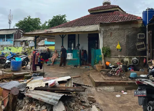 Ilustrasi dagangan warga di TPU Kober, Jatinegara, Jakarta Timur usai dilakukan pembongkaran mandiri, Kamis, 18 Desember 2025. (Sumber: Poskota/M. Tegar Jihad)