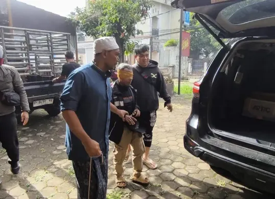 Kapolsek Cileungsi Kompol Edison (baju koko), menyamar jadi 'Pak Haji' saat meringkus pelaku perampokan sadis yang terjadi di kawasan Cileungsi, Kabupaten Bogor. (Sumber: Polsek Cileungsi)