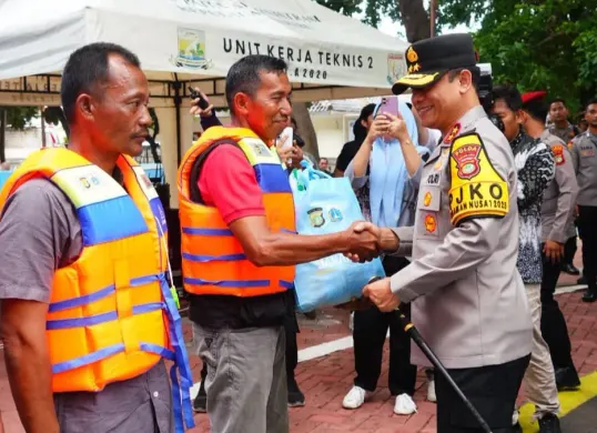 Kapolda Metro Jaya, Irjen Asep Edi Suheri menyapa nelayan di Lapangan Plaza Kabupaten, Pulau Pramuka, Kamis, 18 Desember 2025. (Sumber: Dok. Polda Metro Jaya)