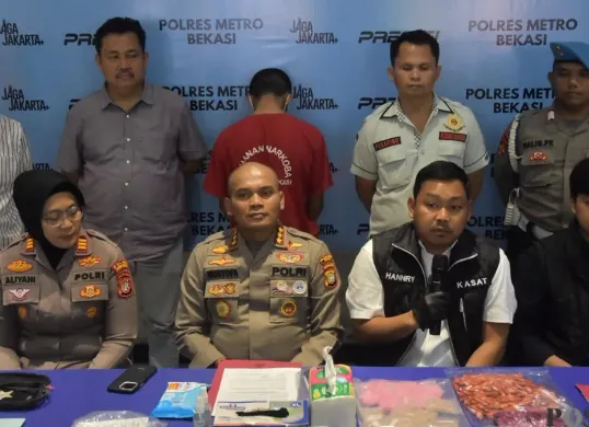 Kapolres Metro Bekasi bersama jajaran saat menggelar konferensi pers pengungkapan kasus peredaran narkotika jenis sabu dan ekstasi dengan barang bukti senilai ratusan juta rupiah. (Sumber: Poskota/Nurpini Aulia Rapika)